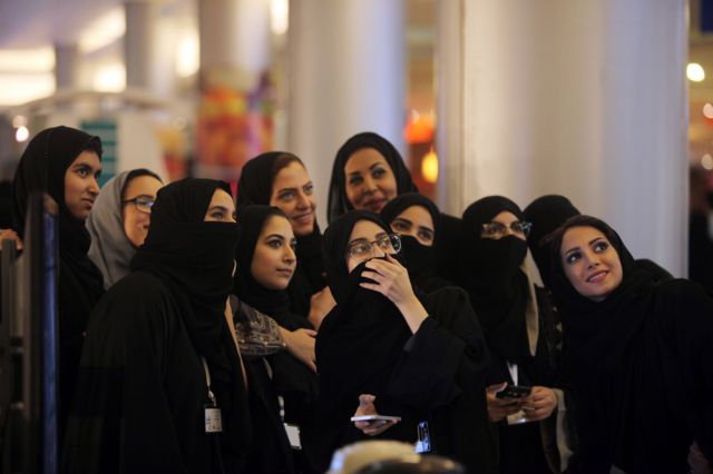 صورة لمجموعة نساء سعوديات