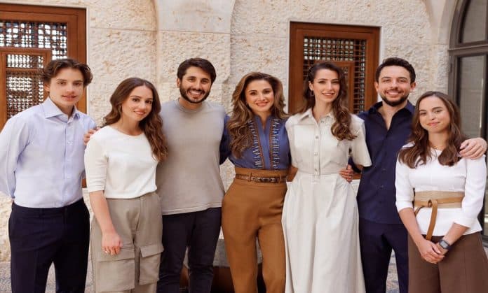 الأميرة رانيا العبد الله و رجوة آل سيف تثيران تفاعلاً بإطلالة جديدة للعائلة الملكية