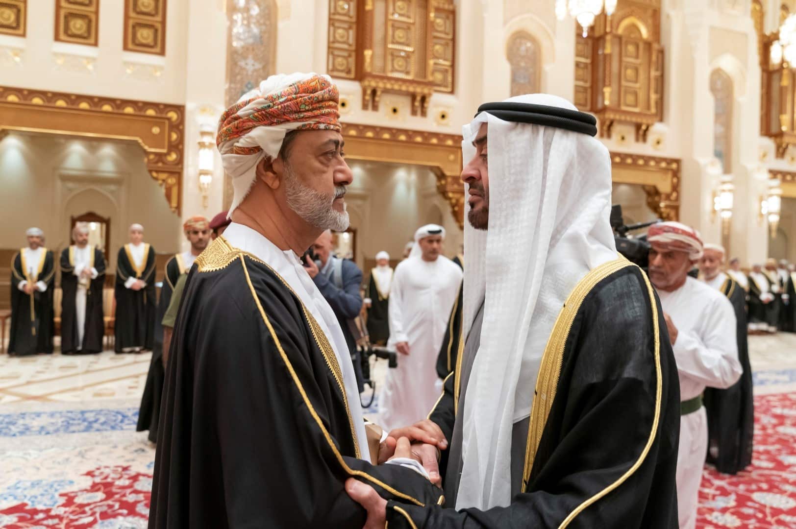 سلطان عمان هيثم بن طارق وولي عهد أبو ظبي الأمير محمد بن زايد
