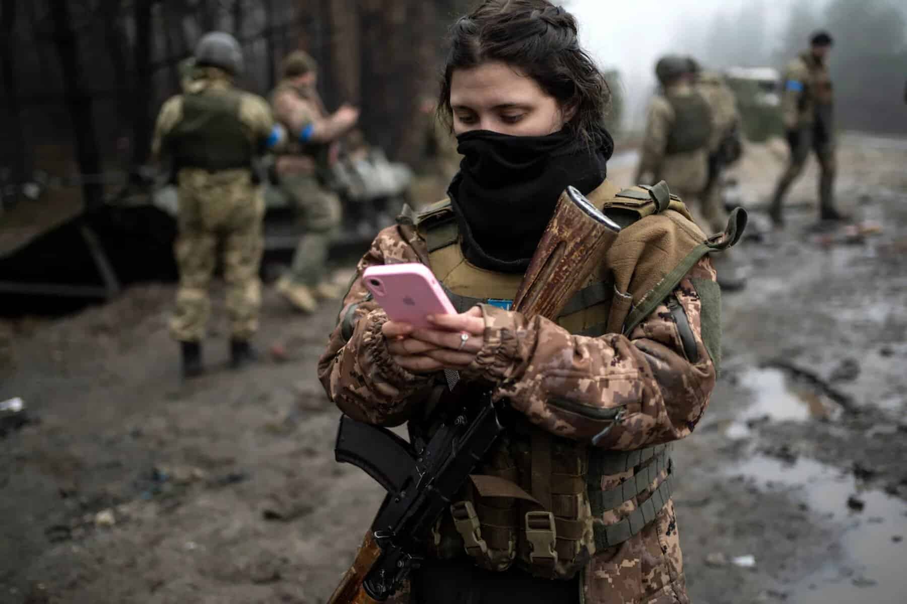 جندية في الجيش الأوكراني alarabtrend.com