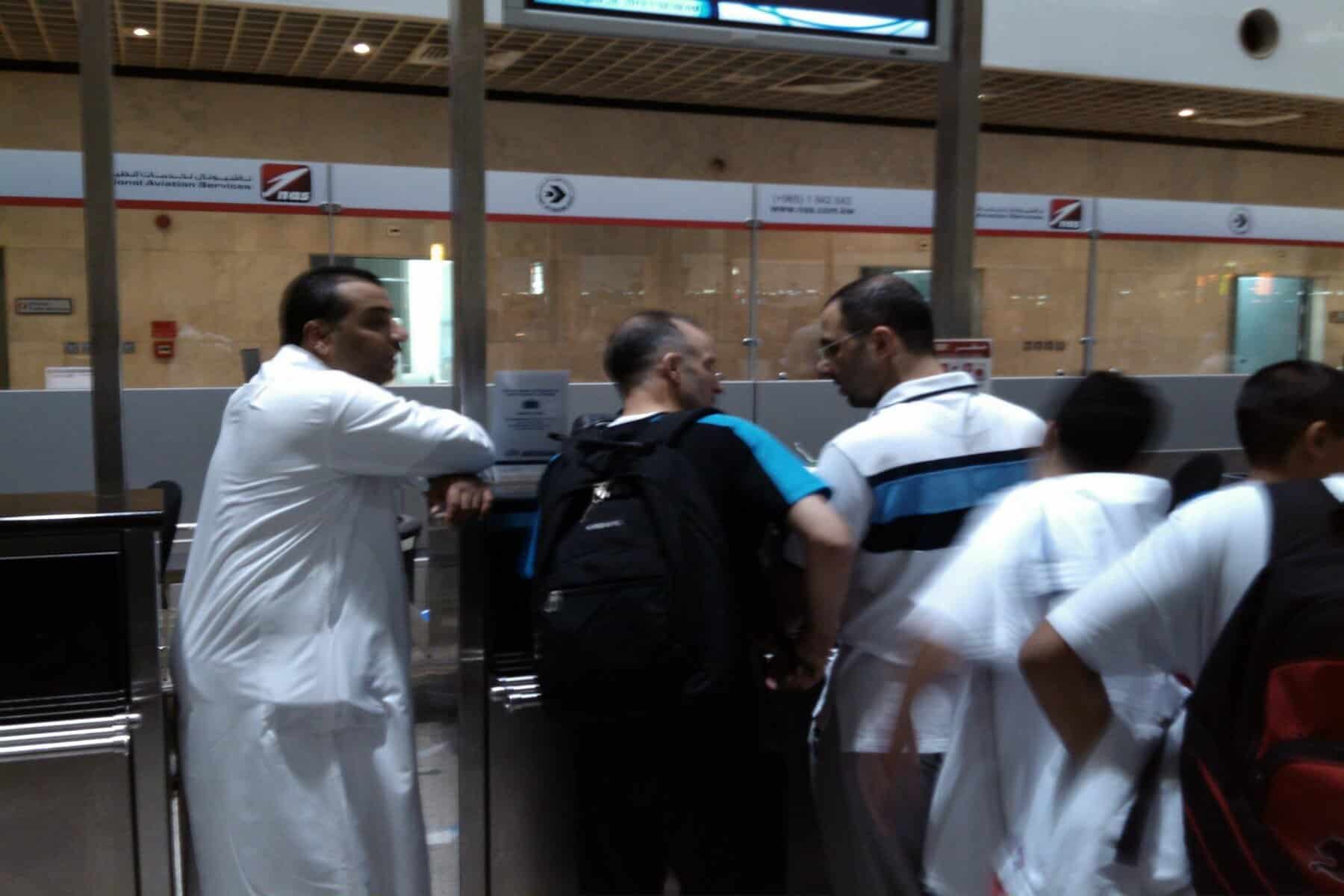 مغرد عماني يرد على إماراتي شتم مسؤولي مطار الكويت