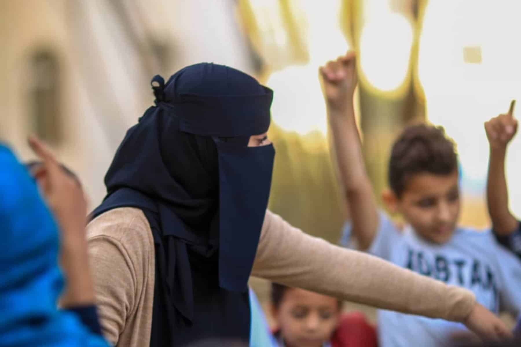 مسؤول يمني يعلن تضامنه مع سارة علوان alarabtrend.com