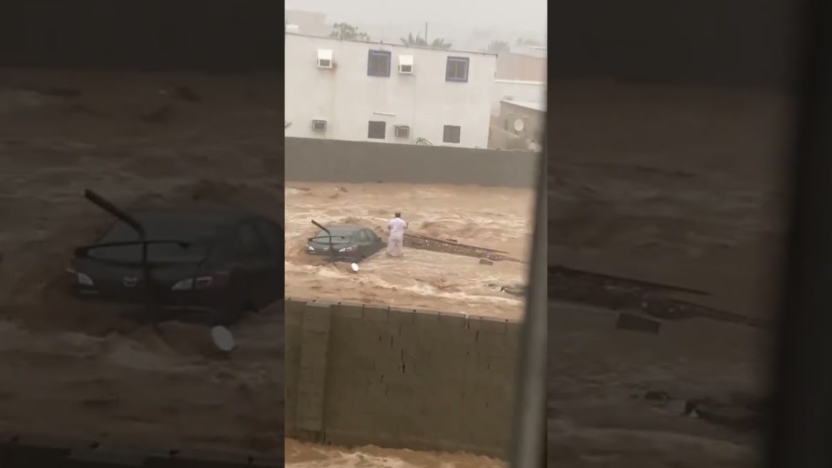 رجل سعودي يصلي وسط الفيضانات alarabtrend.com
