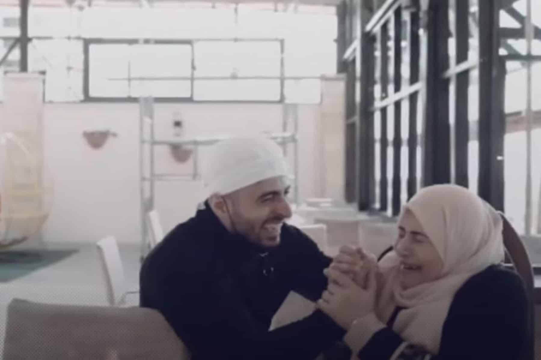 فلسطيني يفاجئ عائلته بعودته من الغربة 