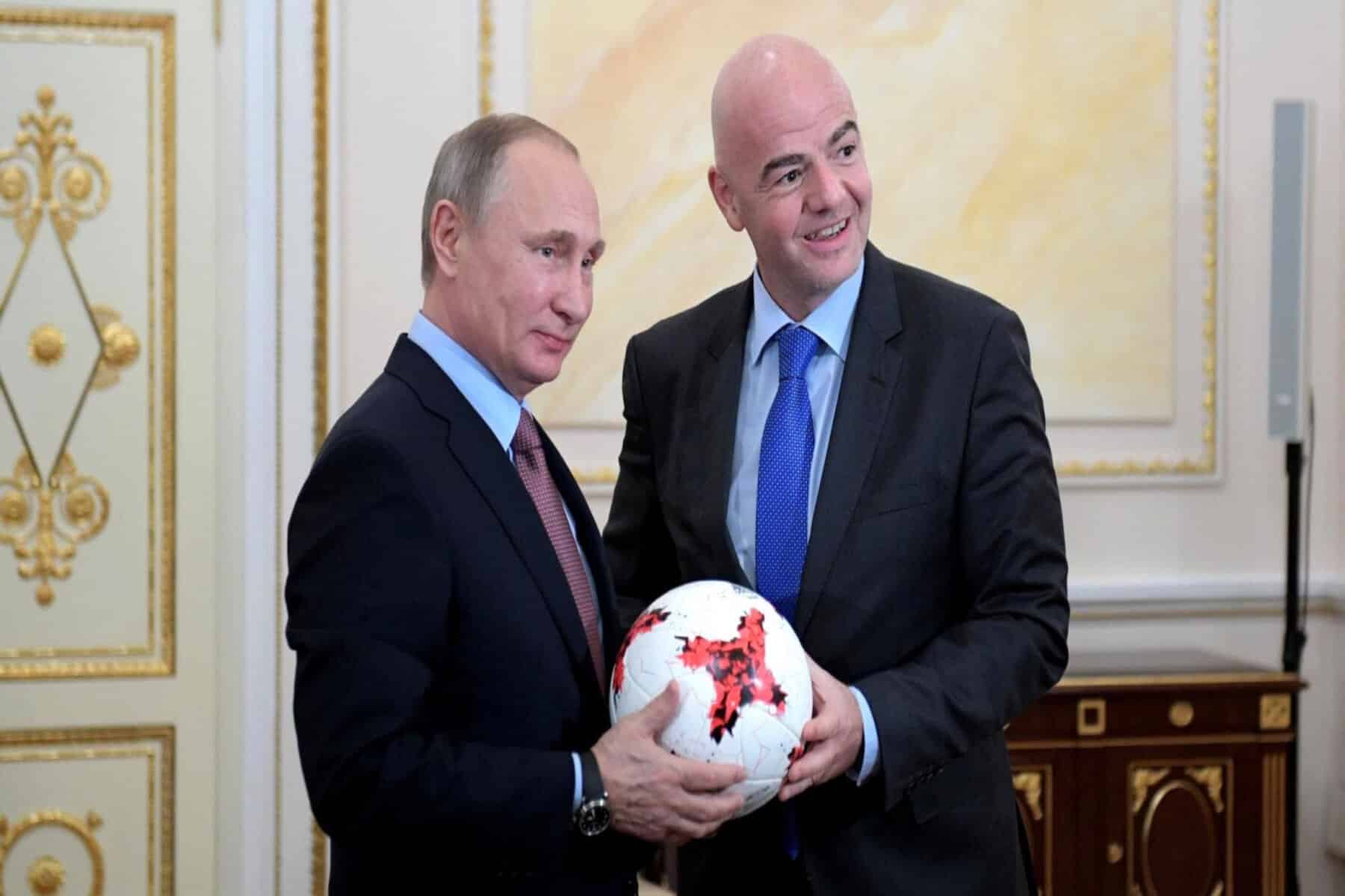 لعب الكرة مع بوتين