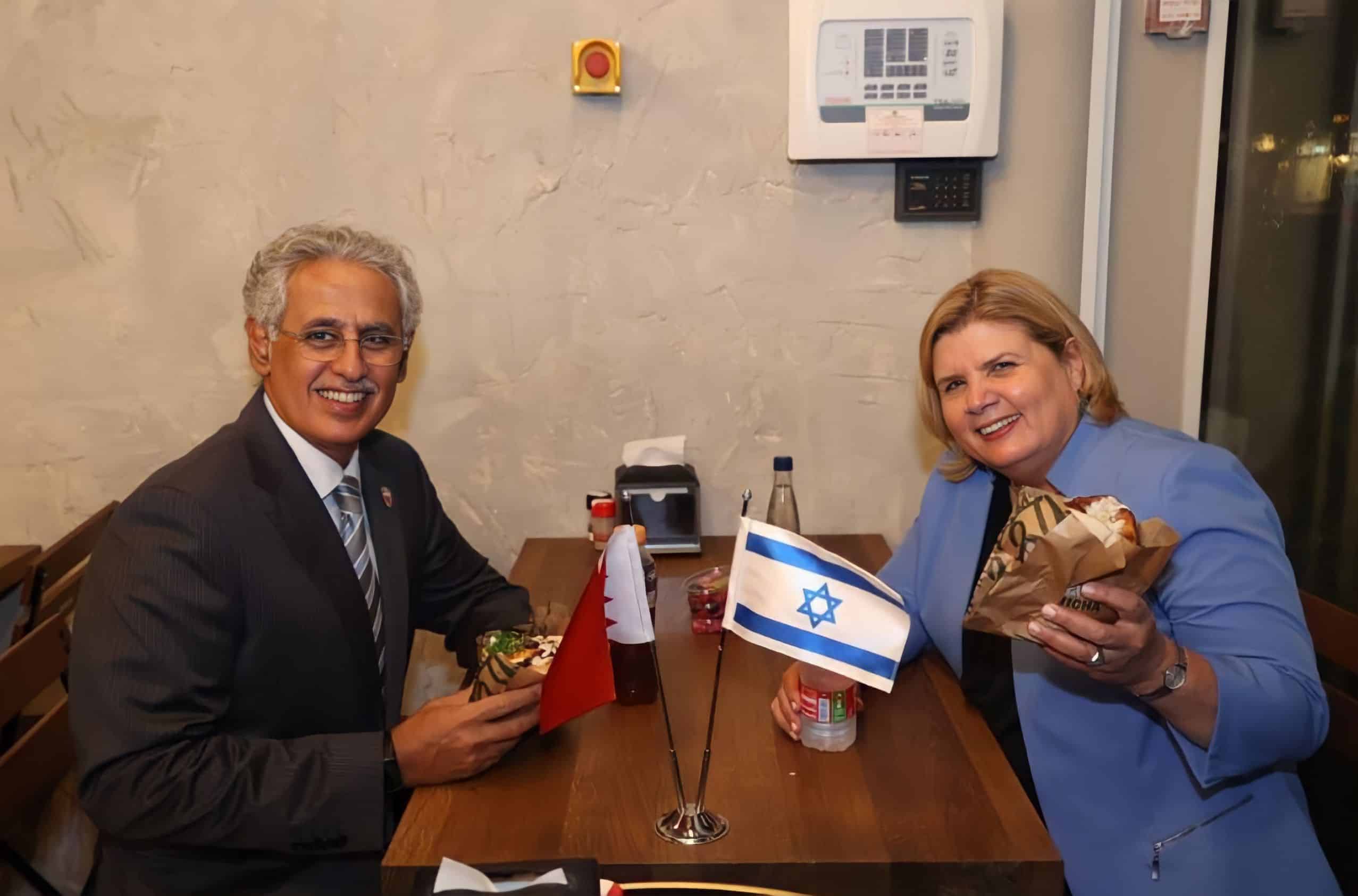 لقاء الوزير البحريني مع وزير الاقتصاد الصهيونية