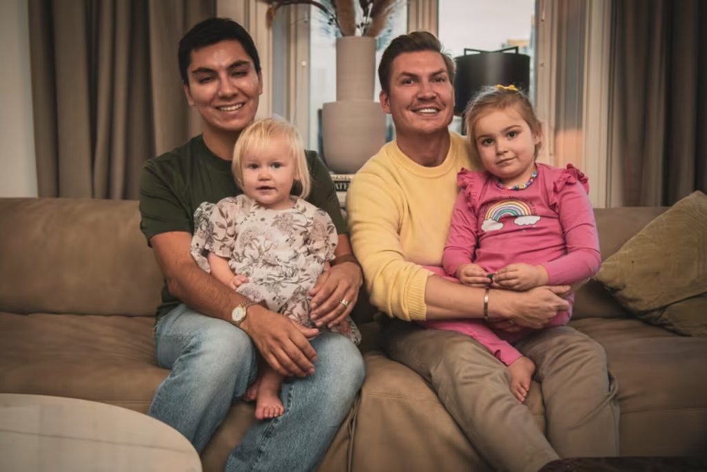السويد تسلّم طفلة من عائلة مسلمة "لزوجين مثليين" alarabtrend.com