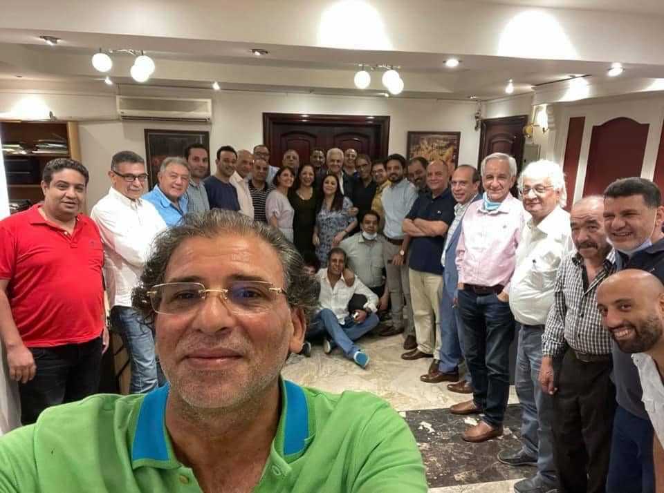 استقبال خالد يوسف من قبل عدد من الممثلين عند عودته لمصر