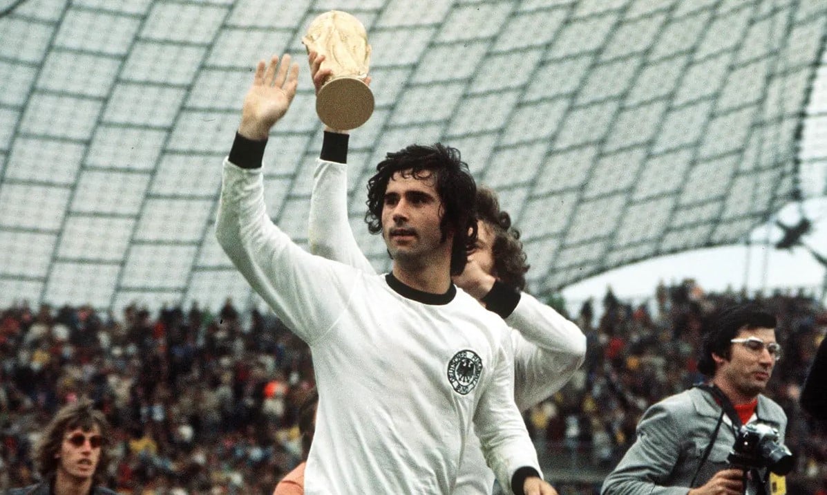 الأسطورة الألمانية جيرد مولر بعد فوز منتخب ألمانيا الغربية على هولندا في نهائي كأس العالم 1974م