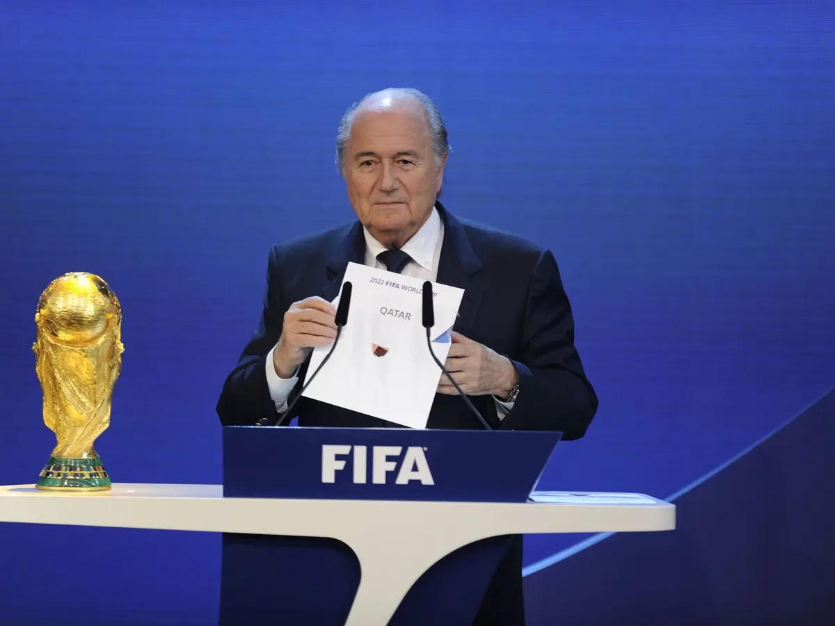 الرئيس السابق للفيفا لحظة إعلانه فوز قطر باستضافة كأس العالم
