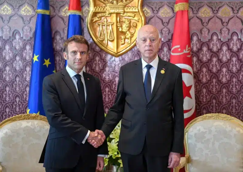الرئيس الفرنسي إيمانويل ماكرون مع الرئيس التونسي قيس سعيد خلال القمة الفرنكوفونية