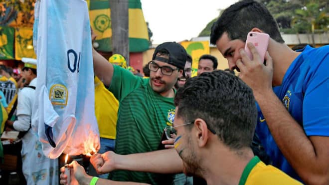 المشجعون البرازيليون يحرقون قميص المنتخب الأرجنتيني