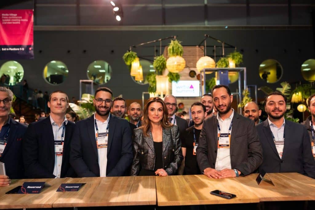 الملكة رانيا مع جزء من الحضور في قمة الويب