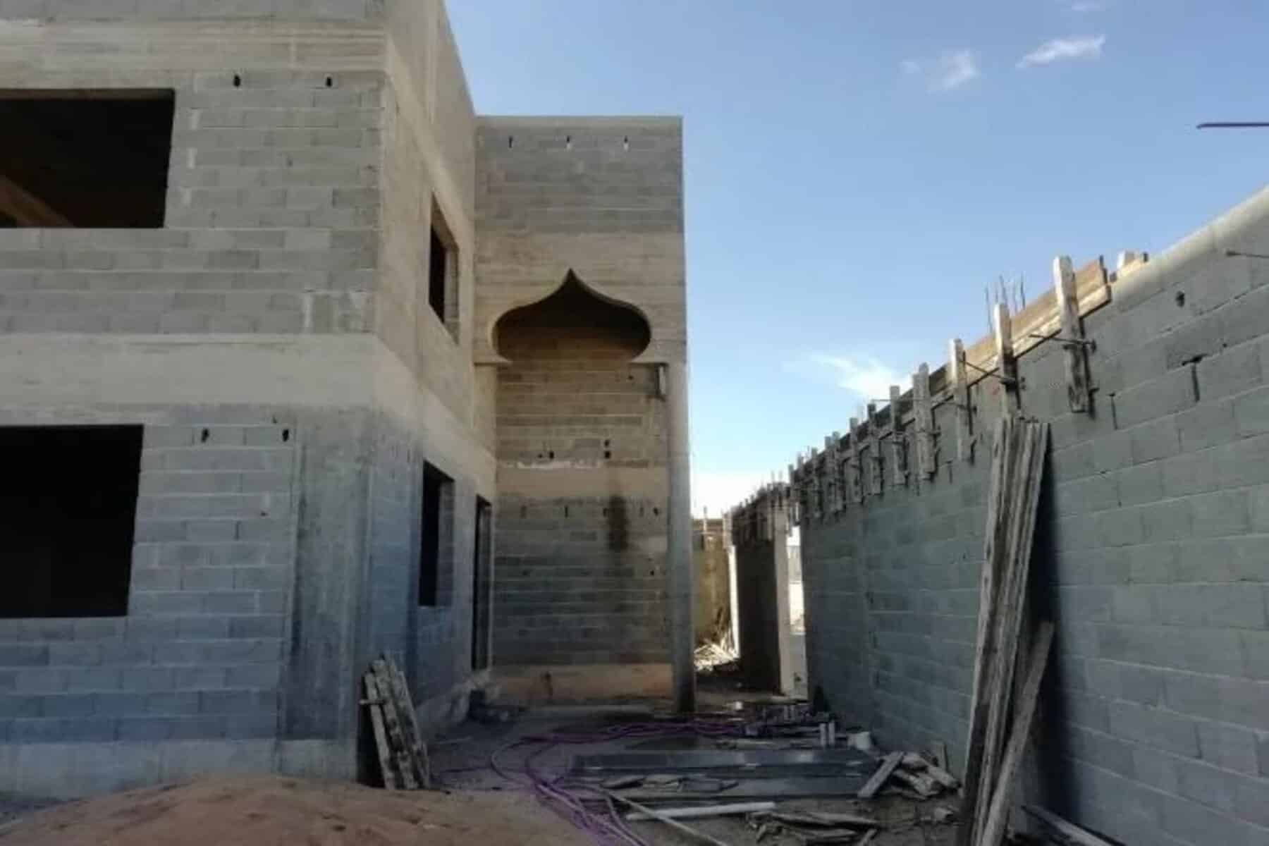 بناء خاطئ في أرض عربية