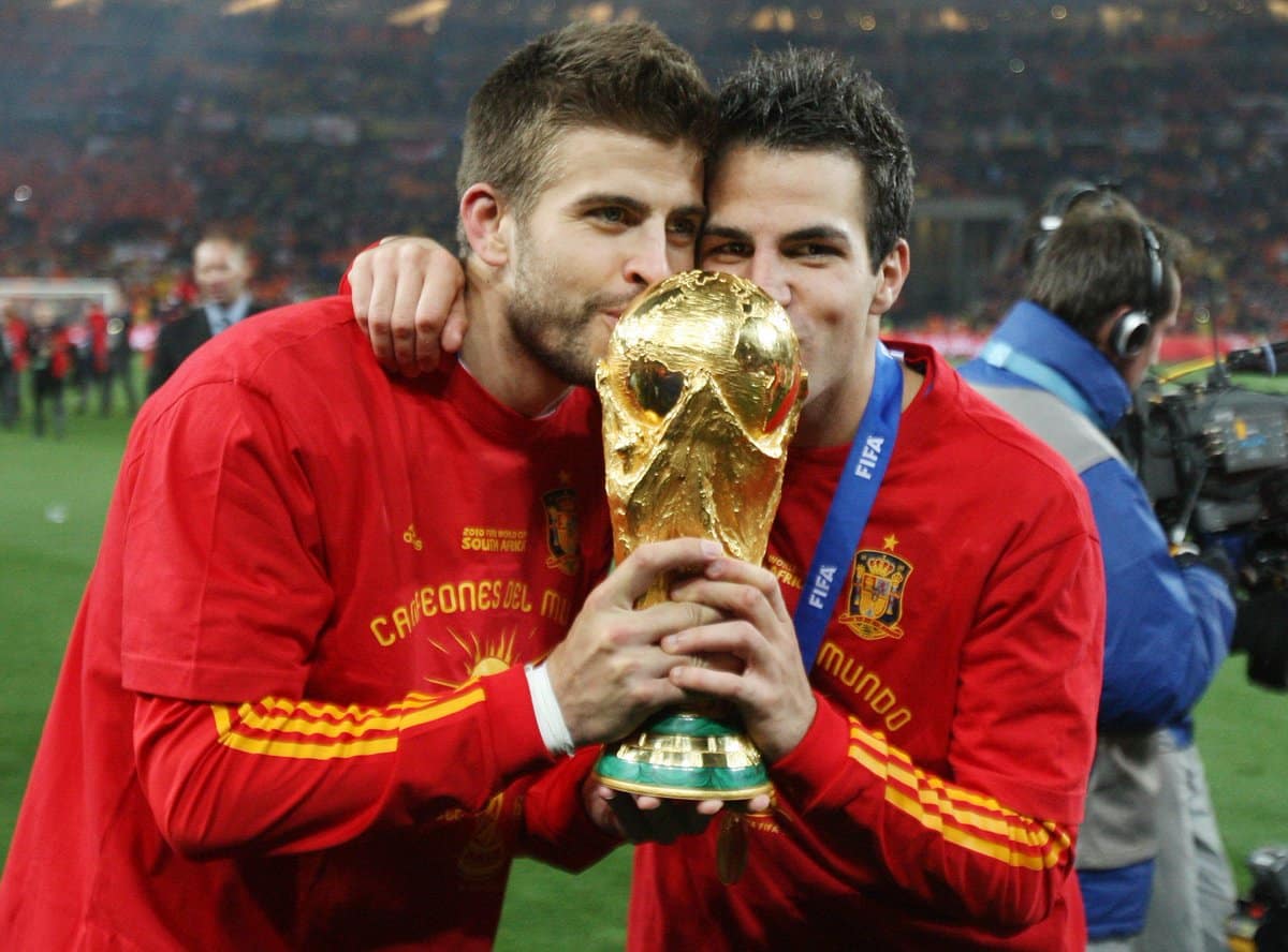 جيرارد بيكيه مع زميله سيسك فابريغاس بعد فوز المنتخب الإسباني ببطولة كأس العالم 2010