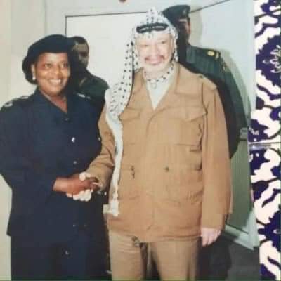 فاطمة البرناوي مع الرئيس الراحل ياسر عرفات