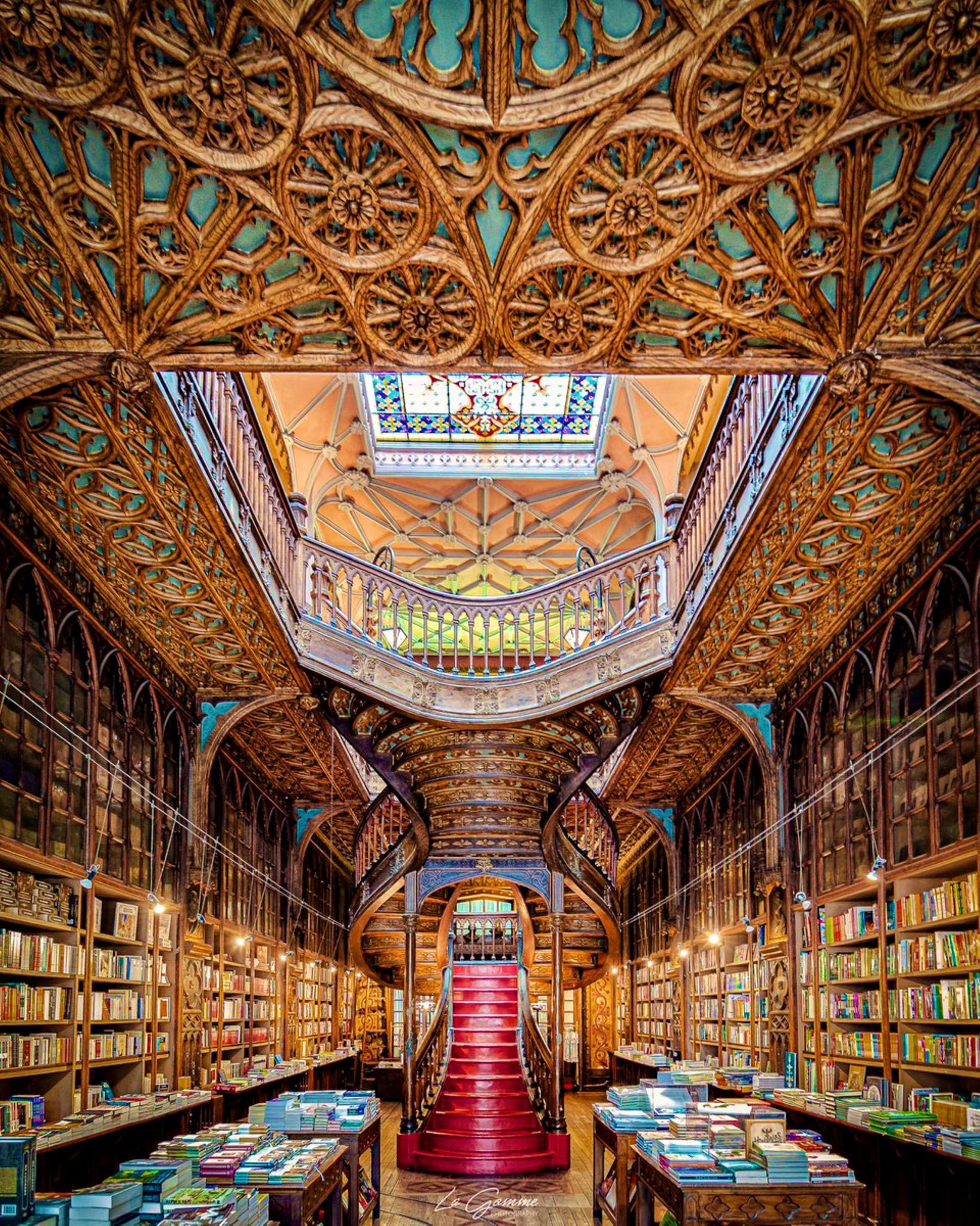 مكتبة ليفاريا ليلّو في بورتو البرتغالية