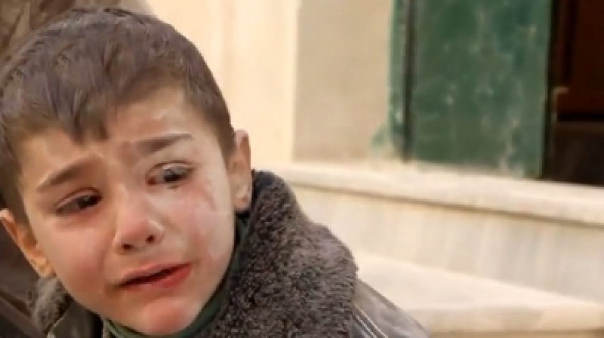 طفل سوري يتعرض للضرب