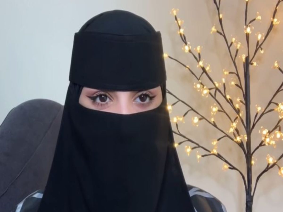 alarabtrend.com فيديو يوتيوبر سعودية تخلع حجابها