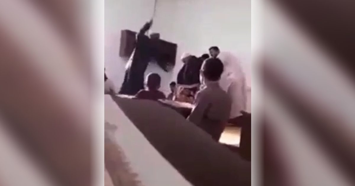 لقطة من واقعة ضرب الشيخ للطفل داخل المسجد alarabtrend.com