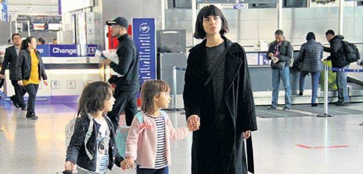 توبا بويوكستن في مطار اسطنبول برفقة ابنتيهما أثناء سفرهن إلى باريس