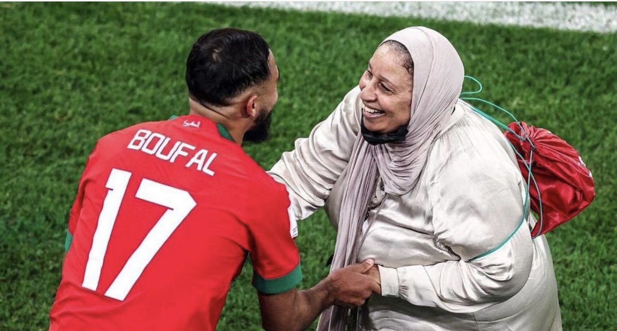 مهاجم المنتخب المغربي سفيان بوفال يرقص برفقة والدته
