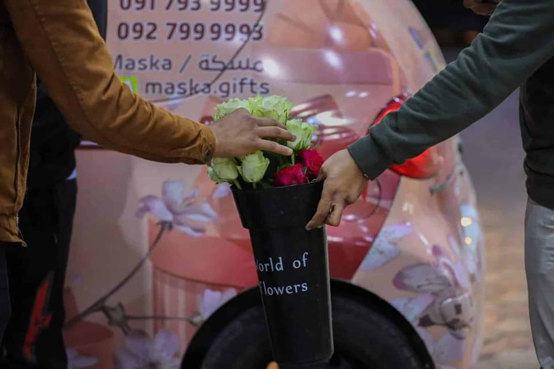 مسكة سيارة وردية تجوب شوارع ليبيا وتوزع الهدايا
