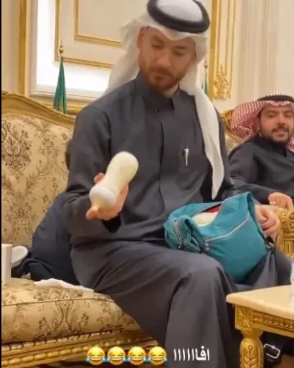 سعودي رضع ابنه
