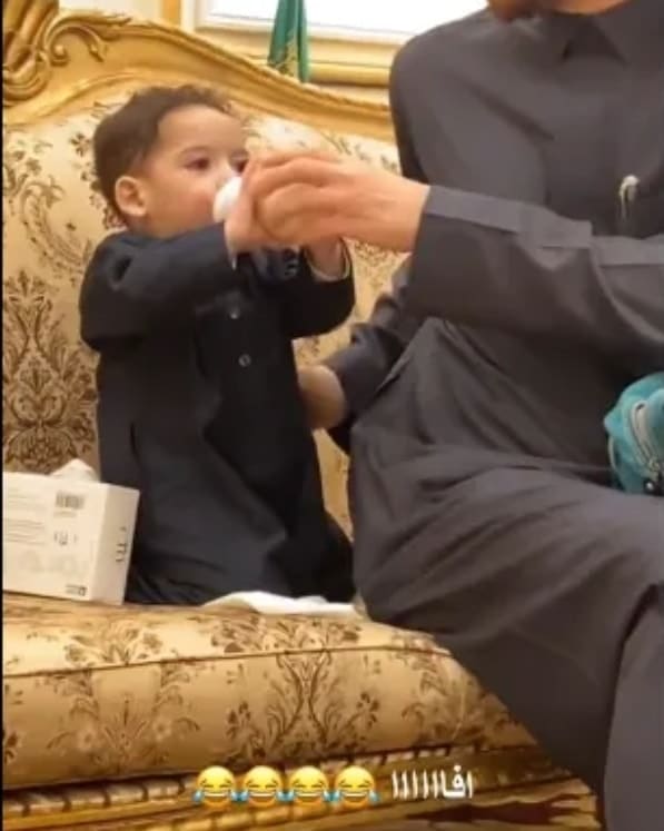 سعودي يرضع طفله