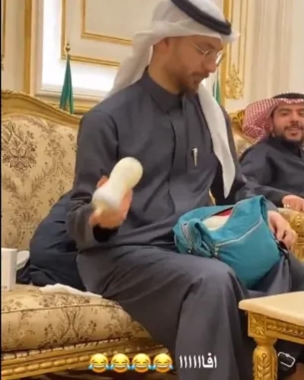 رجل سعودي يرضع طفله