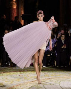 عارضة أزياء ترتدي فستانا مقلوبا في عرض أزياء بباريس