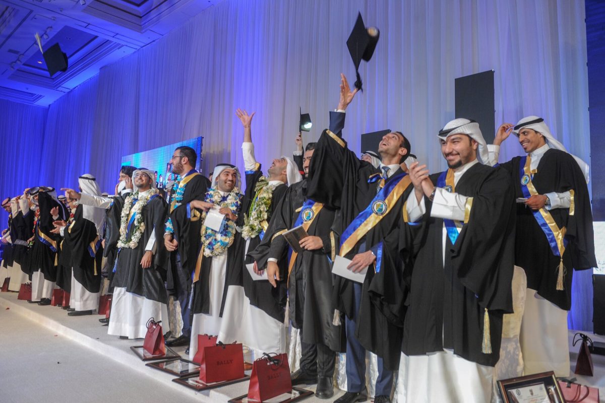 alarabtrend.com احتفال طالب جامعي بتخرجه من جامعة الكويت