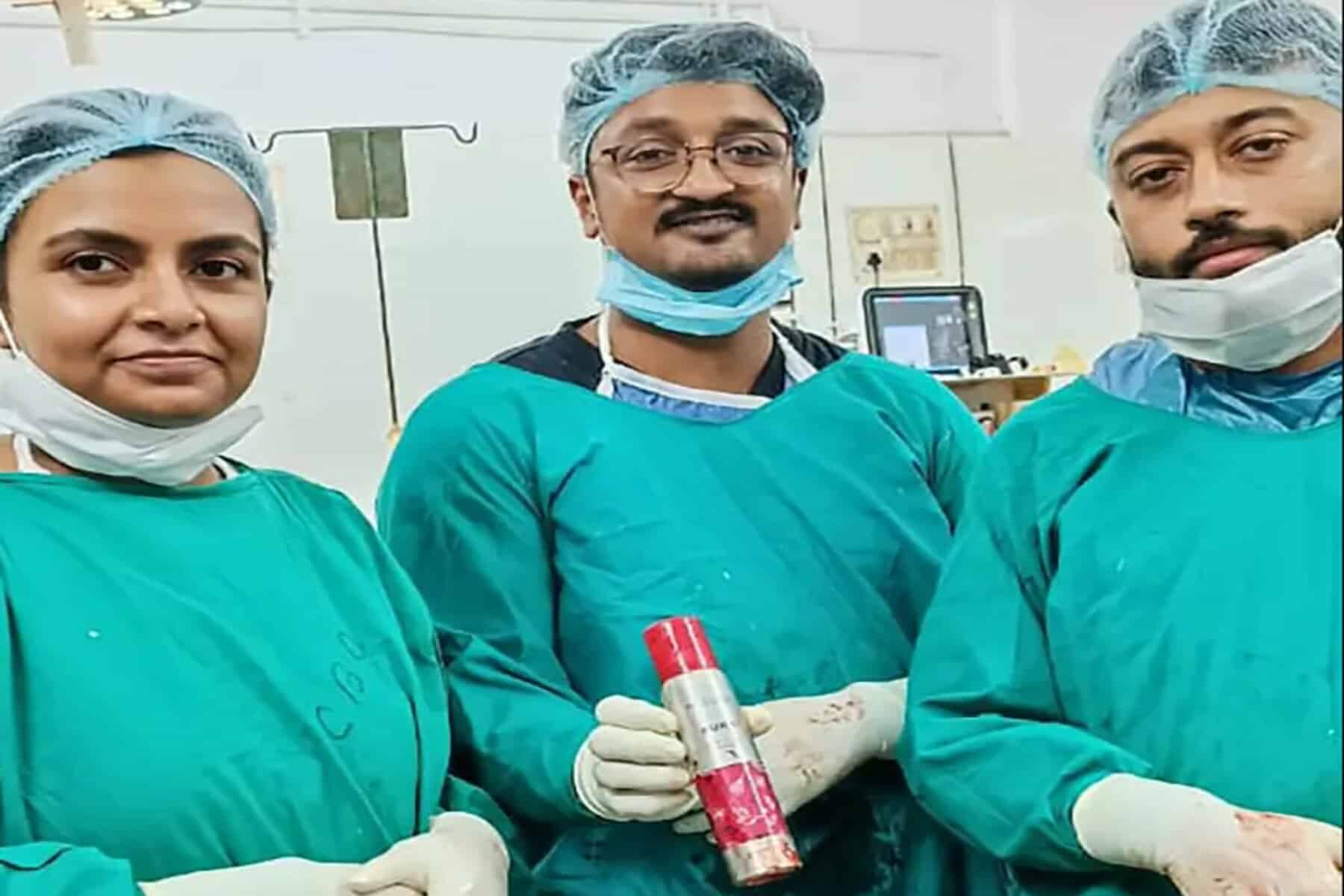 alarabtrend.com مريض يصعق الأطباء بزجاجة مزيل تعرق في الهند