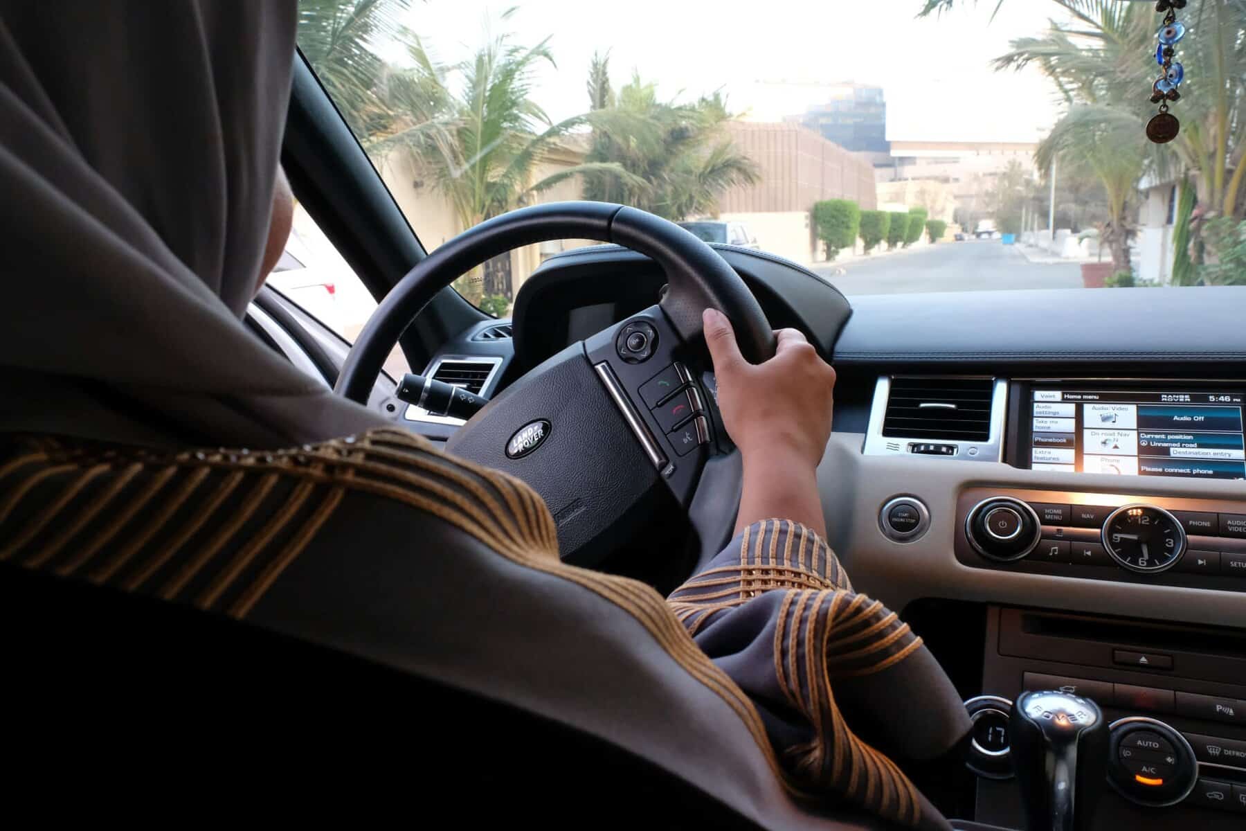 alarabtrend.com سعودي يرفع عقاله للمرأة السعودية