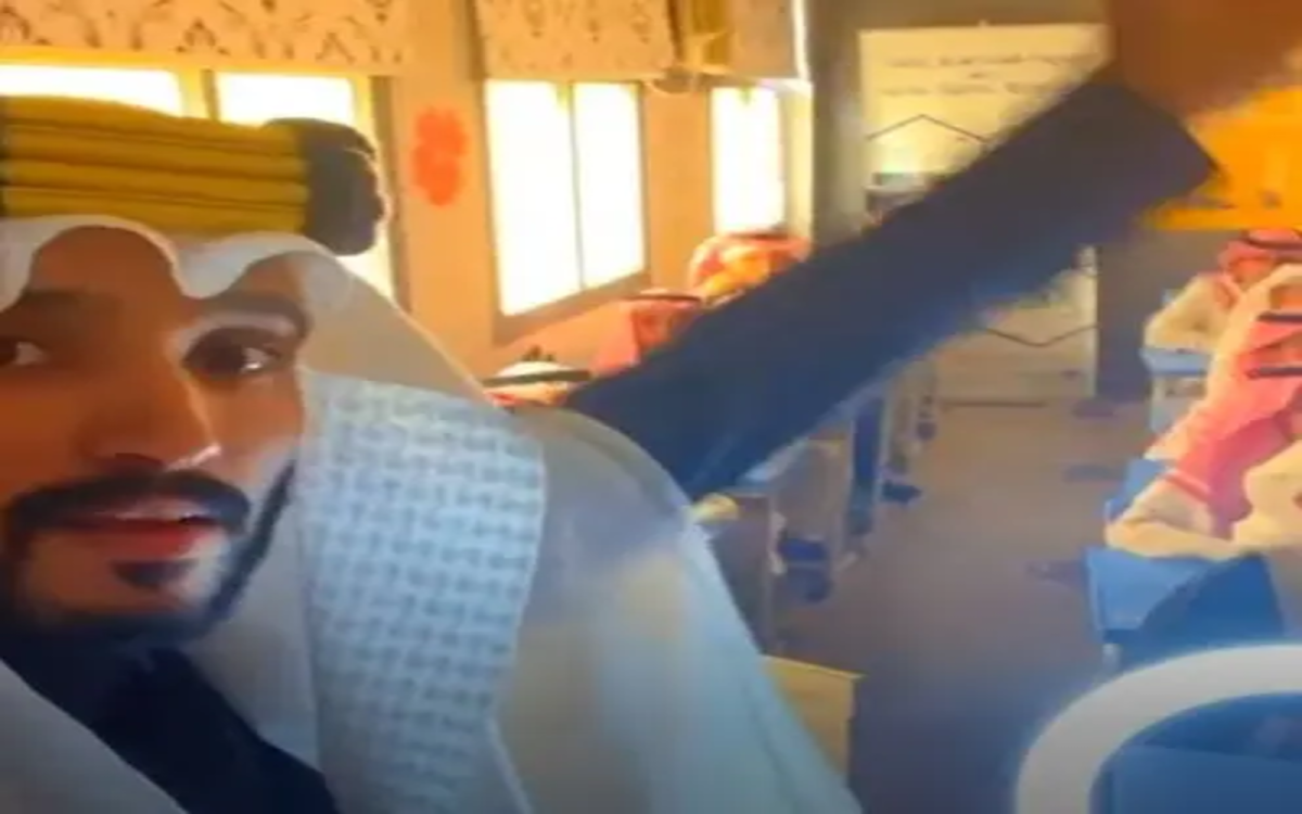 معلم سعودي يغني للوطن