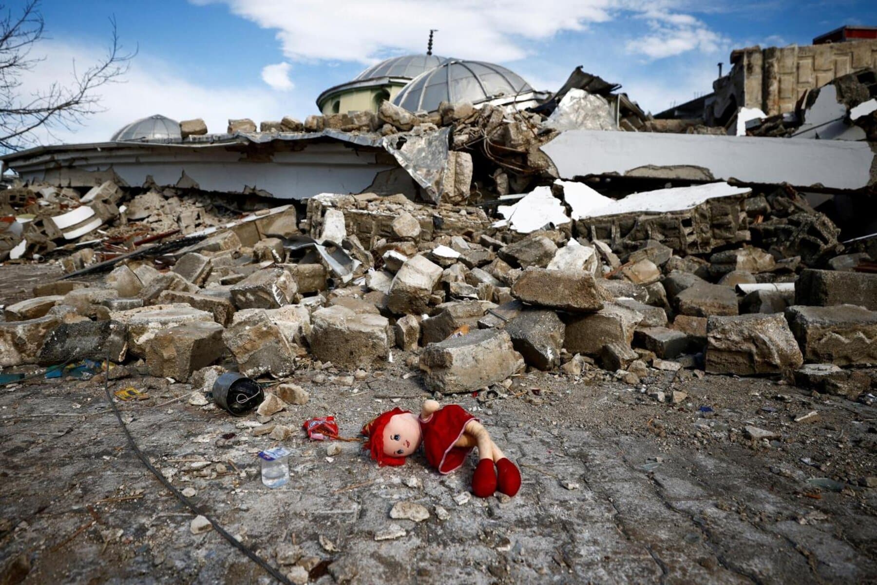  alarabtrend.com تصدر مقطع مصور منصات التواصل أظهر نجاة سوري من موت محقق خلال توثيقه دمار منزله جراء زلزال ضرب مدينة أنطاكيا في ولاية هاتاي جنوبي تركيا
