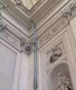  alarabtrendكابلات كهربائية على حائط زخارف المتحف اليوناني الروماني في الإسكندرية...فما القصة؟