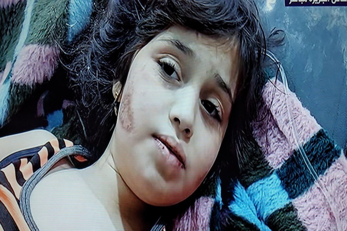 طفلة سورية تصدح بالقرآن من تحت الأنقاض