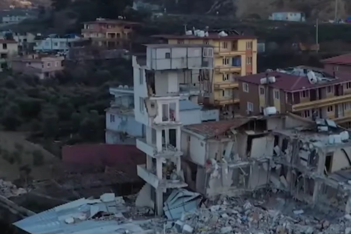 alarabtrend.com أغرب انهيار جزئي لمبنى ضربه زلزال تركيا في ولاية هاتاي