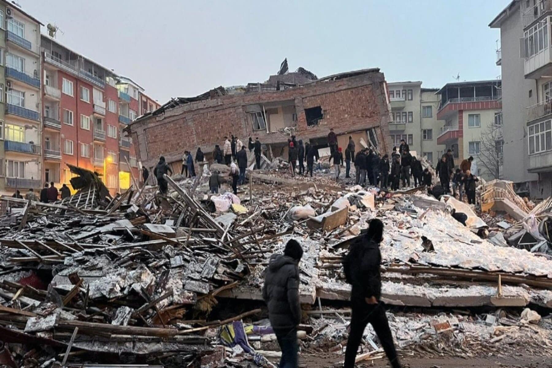 alarabtrend.com سيدة تركية تحت أنقاض الزلازل زلزال سوريا وتركيا