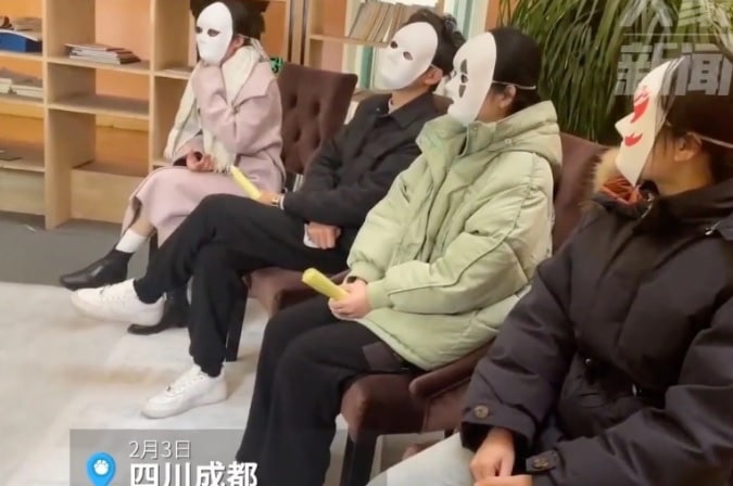 مرشحون لوظائف الشركة الصينية يرتدون الأقنعة في قاعة الانتظار
