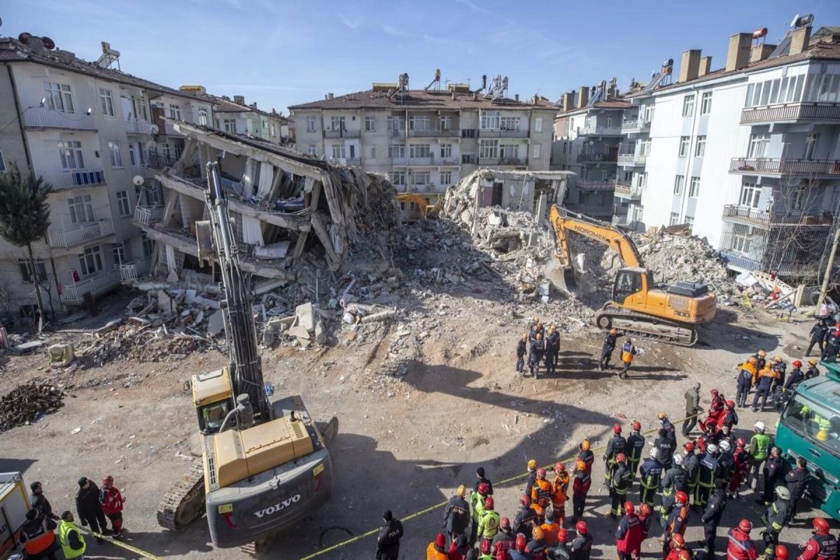 alarabtrend.com ضحايا وانهيار مبان سكنية بزلزال جديد وسط تركيا
