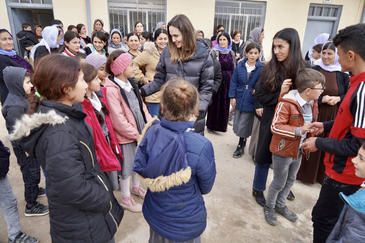 أنجلينا جولي ونادية مراد رفقة عدد من أطفال ونساء إيزيديات في سنجار