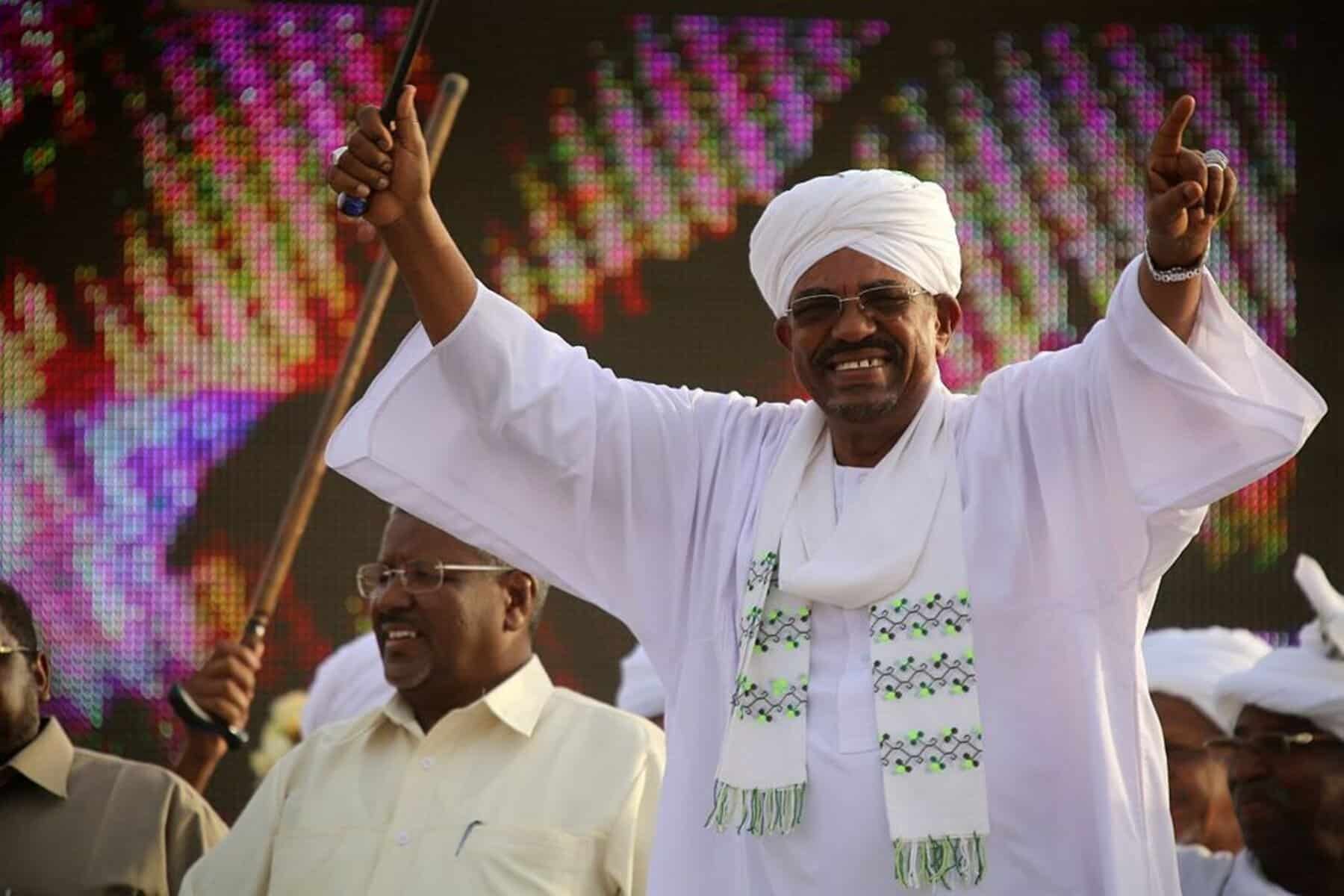 alarabtrend.com أثار فيديو للرئيس السوداني المعزول عمر البشير خارج السجن ضجة واسعة في منصات التواصل