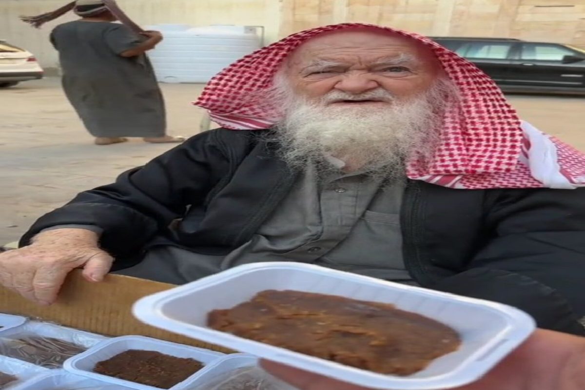 "إسماعيل"..شيخ سوري يخطف قلوب النشطاء بخدمة زوار الحرم المكي منذ 40 عامًا مجانًا