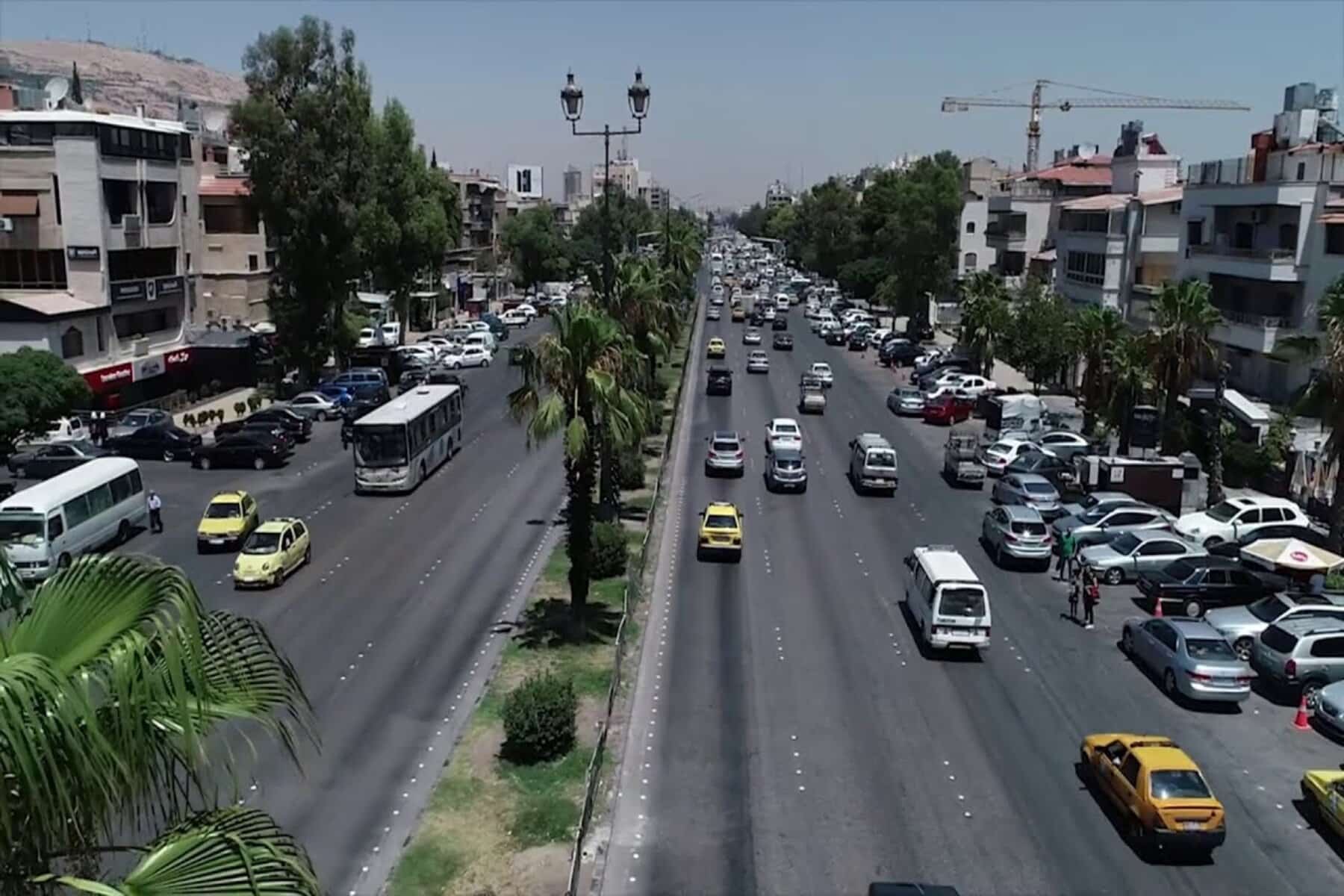  alarabtrend.com ردة فعل غريبة مع فتاة تفترش رصيفاً وسط دمشق