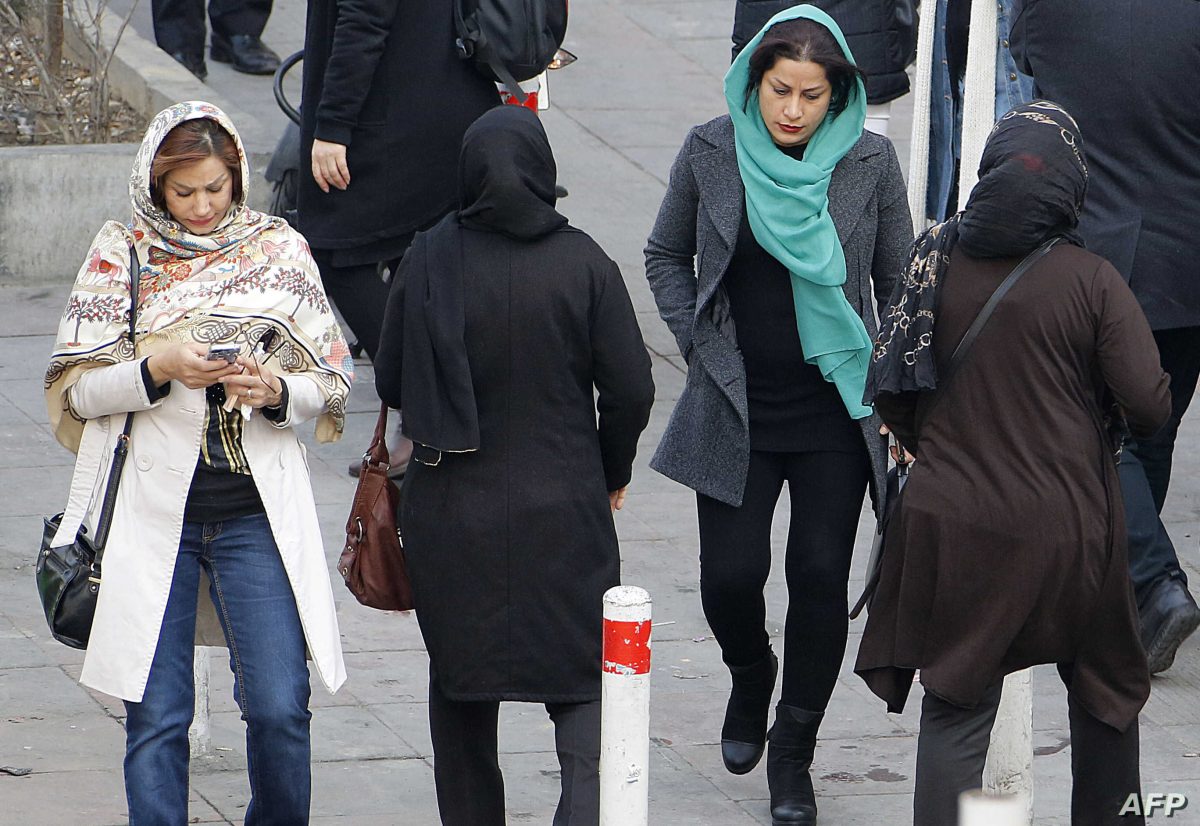 وقع اعتقالهن..."هجوم" على امرأتين بـ"اللبن" جراء الحجاب يشعل غضب الإيرانيين