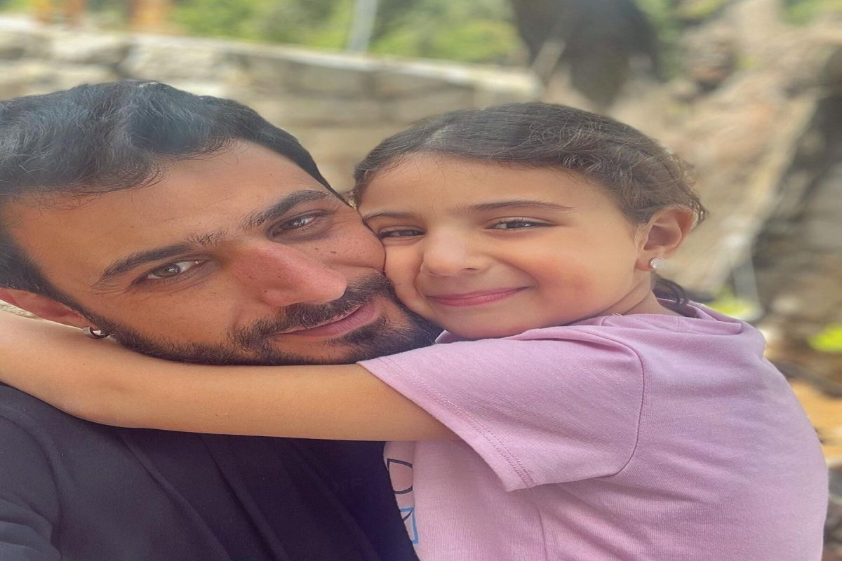 وسام فارس يحضن ابنته بعد أيام من الإيقاف ويوجه رسالة مؤثرة لمسانديه في محنته