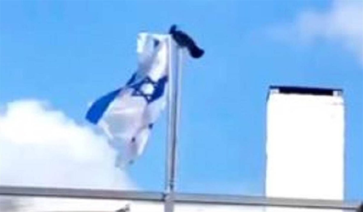 الغربان تهاجم علم "إسرائيل" في ظاهرة حيرت الإسرائيلين وأثارت استغراب النشطاء - (فيديو)