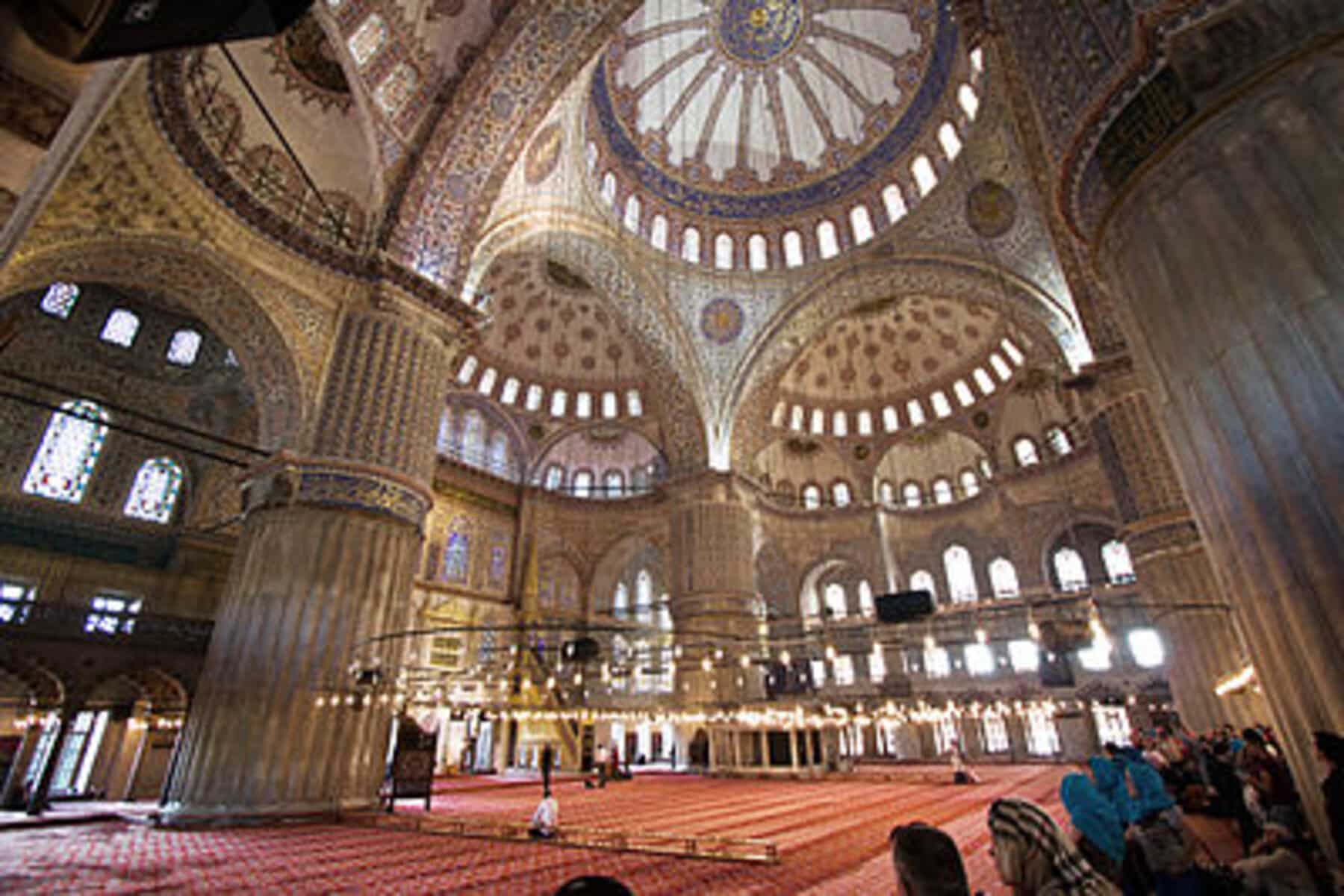 أطفال يحولون مسجد إلى ملعب كرة في تركيا...نشطاء ينددون وداعية يعلق